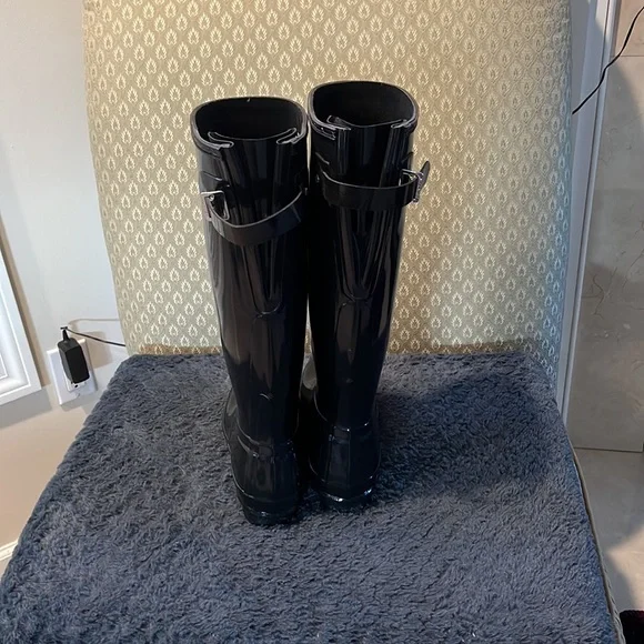 Hunter tall glossy rain boots. Size US 8. Euro 39.  Black. Worn only a few times - Picture 3 of 6